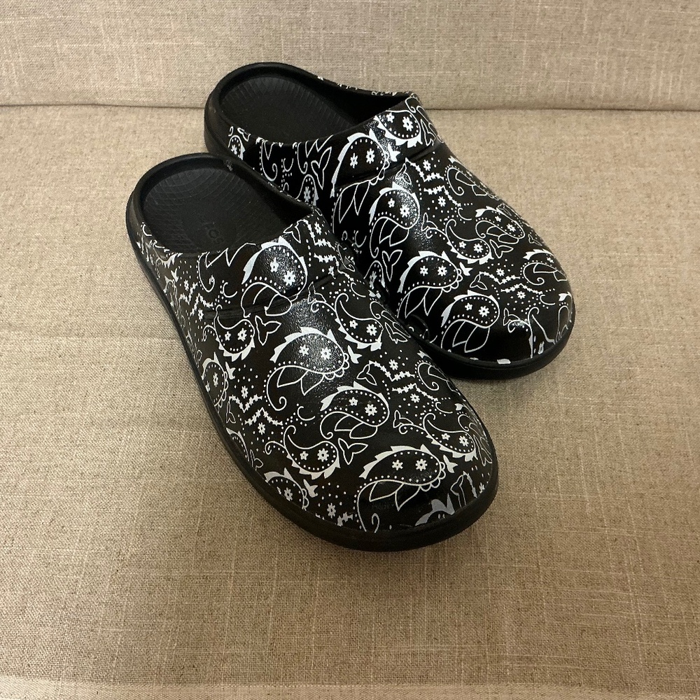 OOFOS Black Paisley-Print Slip-On Clogs